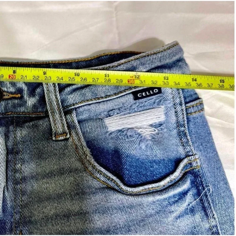 CELLO Women's Size S Distressed Denim Cutoff Shorts‎ Size Small
